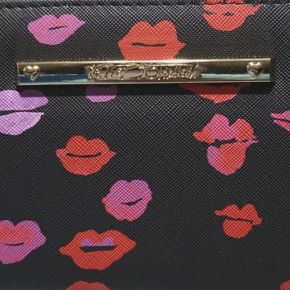 Betsey Johnson Kisses Lips Zip around Wristlet Wallet XOZIP-P Saffiano New - Picture 2 of 10